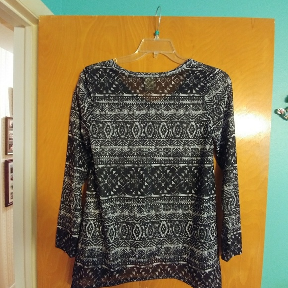 Black and white ladies top - Picture 2 of 3